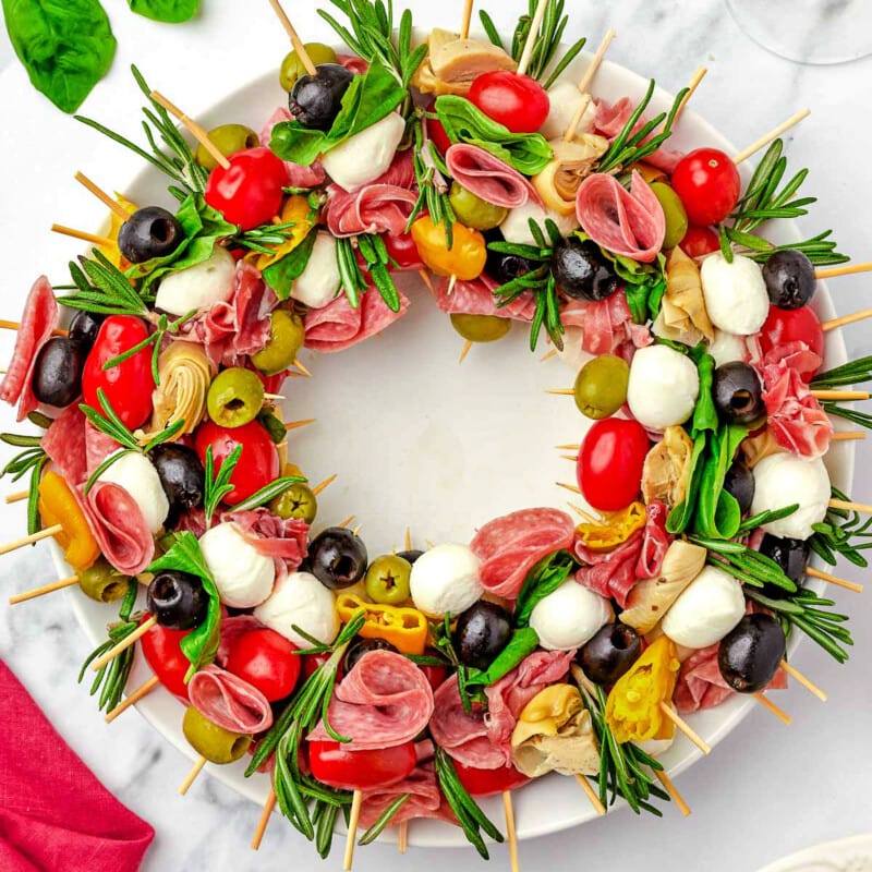 https://www.momontimeout.com/wp-content/uploads/2023/12/charcuterie-wreath-square-800x800.jpeg